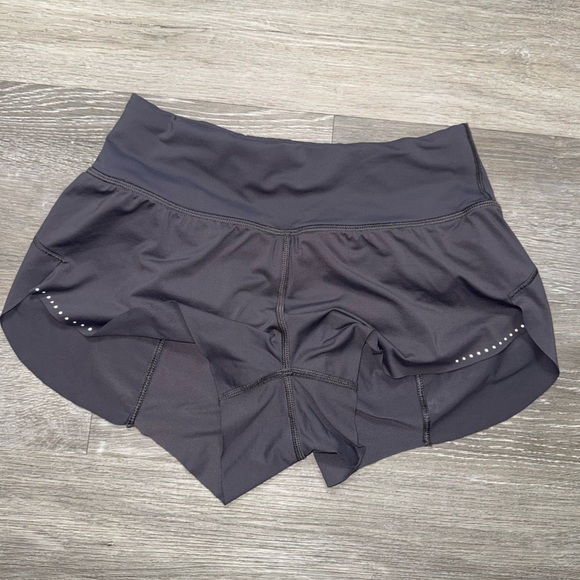 Lululemon Chase me shorts side 2 - Picture 3 of 7